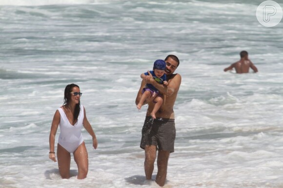 Ricardo Pereira é flagrado com a mulher, Francisca Pinto, e com o filho, Vicente, de 1 ano e 5 meses, na praia do Leblon, no Rio de Janeiro, em 7 de março de 2013