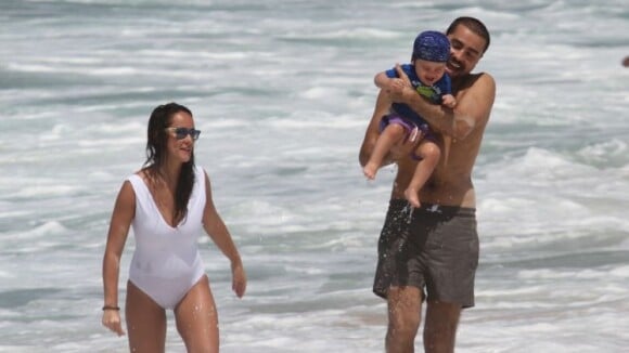 Ricardo Pereira se diverte em praia carioca com mulher e filho