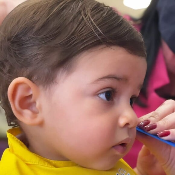 O filho de Marília Mendonça se comportou muito bem para cortar o cabelo