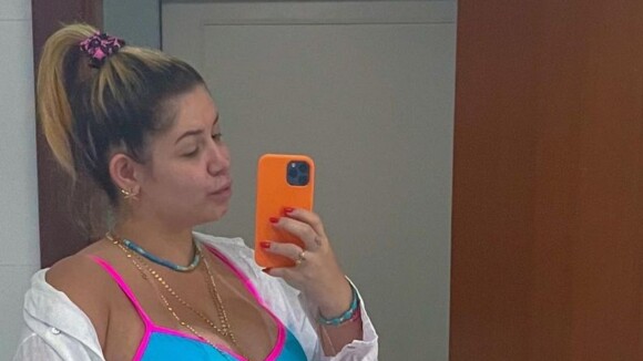 Marília Mendonça posa de biquíni listrado e exibe corpo mais magro na web: 'Acordei, Brasil'