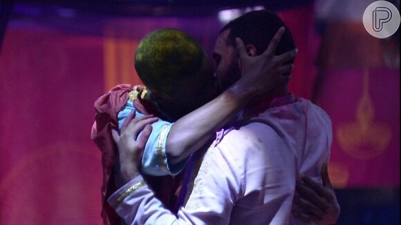 Gilberto e Lucas Penteado protagonizaram o primeiro beijo entre dois homens no 'BBB21'
