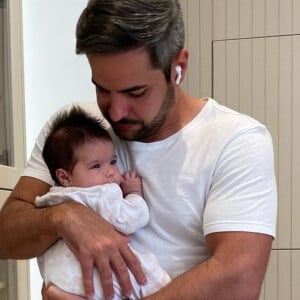 Marido de Simone se encanta por semelhança entre cantora e a filha, Zaya. Confira!