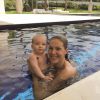 Ana Hickmann coloca o filho na piscina