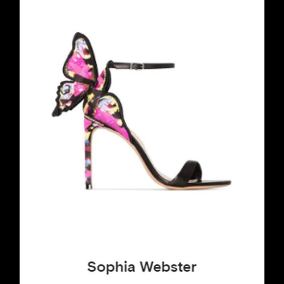 A sandália escolhida por Carla Diaz é da grife Sophia Webster e custa quase R$ 6 mil