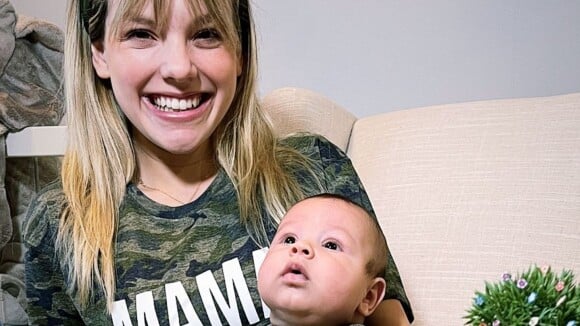 De 'Chiquititas', Letícia Navas combina look divertido com filho em 1º Dia das Mães