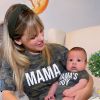 Letícia Navas e o filho, Nathan, de 3 meses, surgiram com looks divertidos no primeiro Dia das Mães da atriz