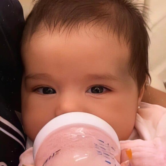 Filha de Simone, Zaya tem 2 meses de vida e roubou a cena ao 'conversar' com a tia Simaria