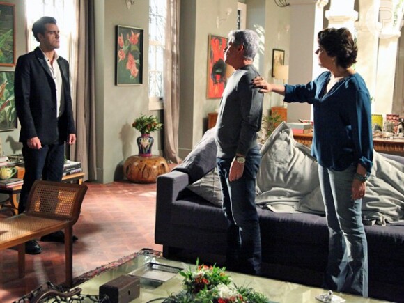 Enrico (Joaquim Lopes) surpreende Cláudio (José Mayer) e Beatriz (Suzy Rêgo) ao aparecer em sua casa, em 'Império'