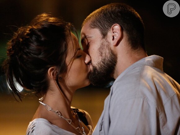 Enrico (Joaquim Lopes) também flagra um beijo de Maria Clara (Andreia Horta) e Vicente (Rafael Cardoso), em 'Império'