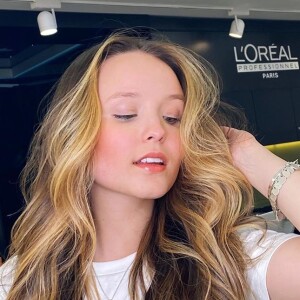 Larissa Manoela adere à cabelo longo ruivo com franja e web nota: 'A cara da Lindsay Lohan'