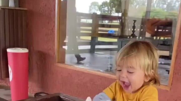 Filho caçula de Patricia Abravanel, Senor brincou com coelho em fazenda, em vídeo postado pela apresentadora em 22 de maio de 2021