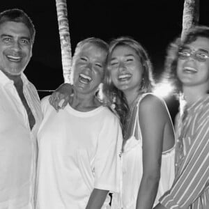 Sasha Meneghel dá beijo no marido, João Figueiredo, em foto postada por Junno Andrade, que beija Xuxa o casamento da modelo e do cantor