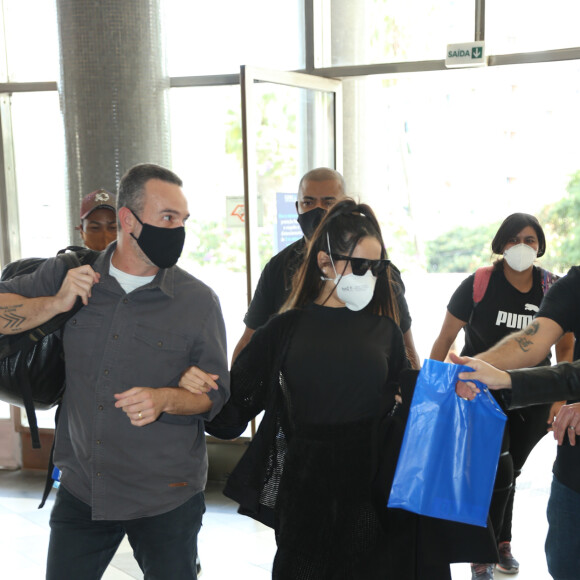 Juliette foi fotografada em aeroporto e estava com auxílio de seguranças