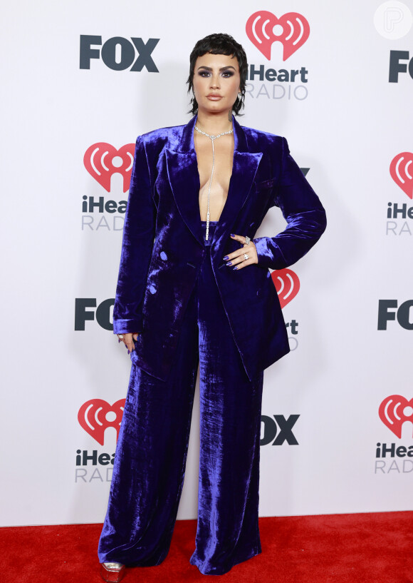 Demi Lovato usou calça e blazer de veludo em tom de azul vibrante