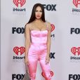 Megan Fox caprichou com look rosa de cetim e detalhes com cristais
