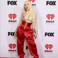 Ava Max usou calça, corpete e top no iHeartRadio Music Awards
