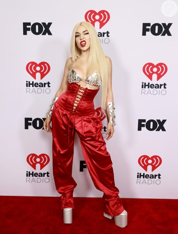Ava Max usou calça, corpete e top no iHeartRadio Music Awards