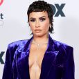 Demi Lovato e mais famosas com looks com calça em premiação