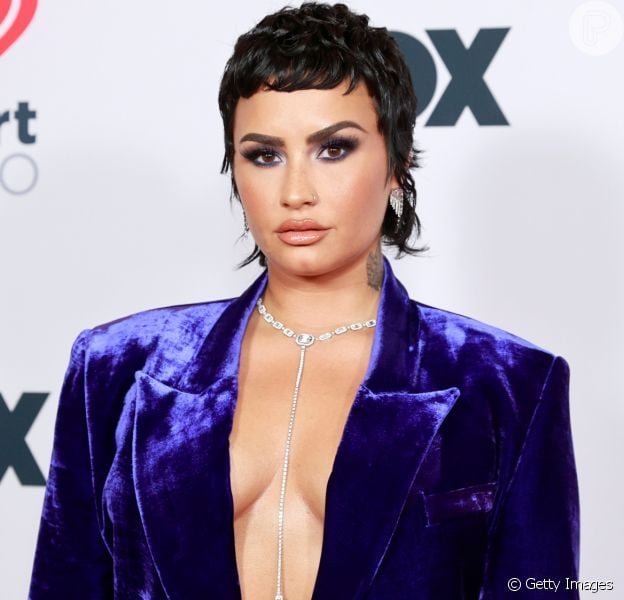 Demi Lovato e mais famosas com looks com calça em premiação