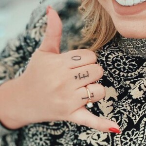 Marília Mendonça tatuou o nome do filho na mão