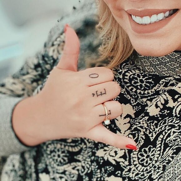 Marília Mendonça tatuou o nome do filho na mão