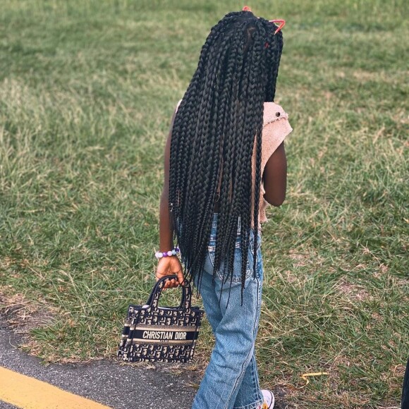 Filha de Giovanna Ewbank, Títi usou uma bolsa de R$ 19 mil em aerolook