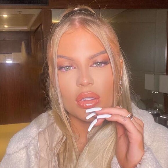 Web aponta 'semblante triste' de Luísa Sonza em foto com fã no México