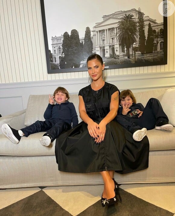 Andressa Suita posa com filhos de Gusttavo Lima em foto