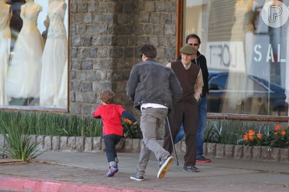 Davi, filho de Claudia Leitte, corre pelas ruas de Beverly Hills