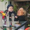 Claudia Leitte brinca com o filho mais novo, Rafael, durante almoço em Beverly Hills, nos Estados Unidos. Cantora tirou férias depois do Carnaval e ficou no país até o dia 7 de março de 2013