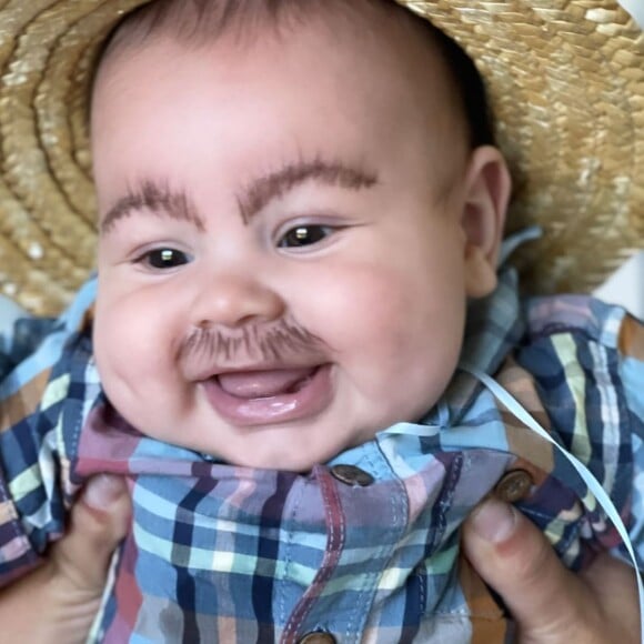 Filho de Letícia Navas ganhou roupa de caipira em seu 4º mesversário