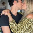 Ticiane Pinheiro postou beijo no marido, César Tralli, no Dia dos Namorados