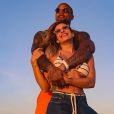 Léo Santana posou abraçado com a mulher, Lorena Improta: a dançarina está grávida