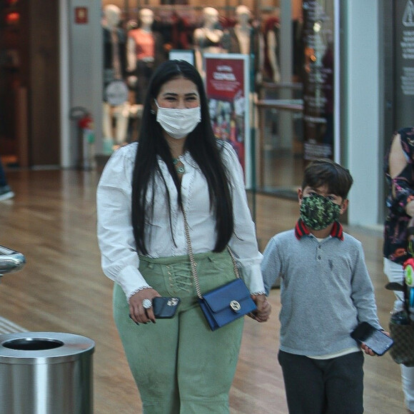 Simone não desgrudou do filho, Henry, em passeio por shopping do Rio em 14 de junho de 2021