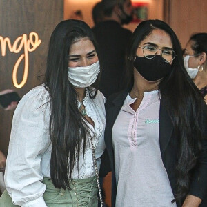 Simone atendeu fãs em passeio por shopping do Rio