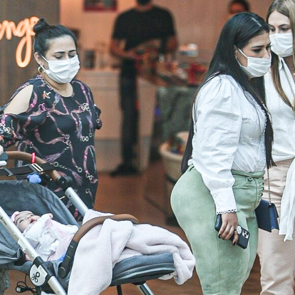 Simone foi fotografada com os filhos, Henry (6 anos) e Zaya (3 meses)