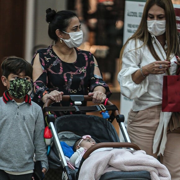 Filho de Simone, Henry não dispensou a máscara em passeio