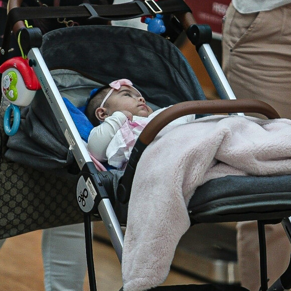 Filha de Simone e Kaká Diniz, Zaya andou em carrinho durante passeio por shopping do Rio
