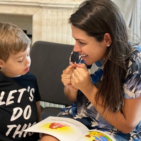 Foto de Thais Fersoza na infância fez fãs lembrarem de Teodoro: 'A carinha'