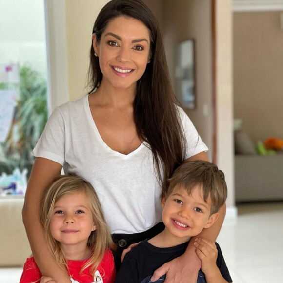Thais Fersoza foi comparada aos filhos ao mostrar foto sua na infância