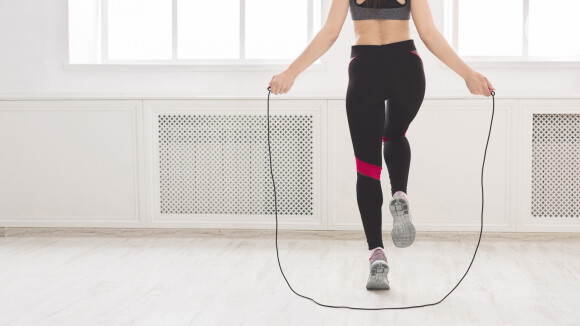 Pular corda é um ótimo exercício para a saúde e é possível praticar em qualquer lugar