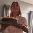 Sasha, de pijama, surpreendeu marido, João Figueiredo, com bolo em seu aniversário