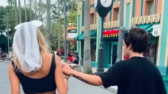 João Figueiredo e Sasha Meneghel se divertiram ao dançarem em parque da Disney