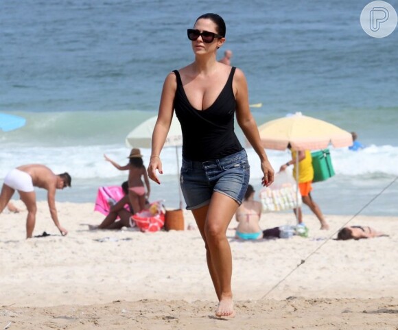 Guilhermina Guinle, que está grávida de três meses, aproveitou a tarde de tempo ameno no Rio para ir à praia, em 8 de março de 2013