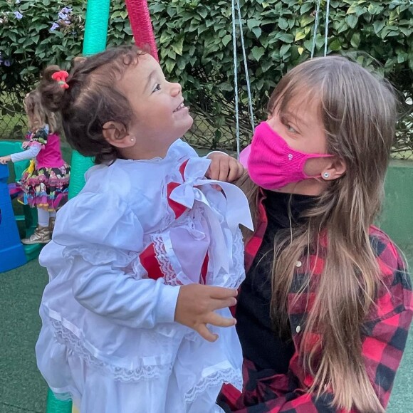 Filhas de Ticiane Pinheiro, Manuella e Rafaella posaram juntas para foto