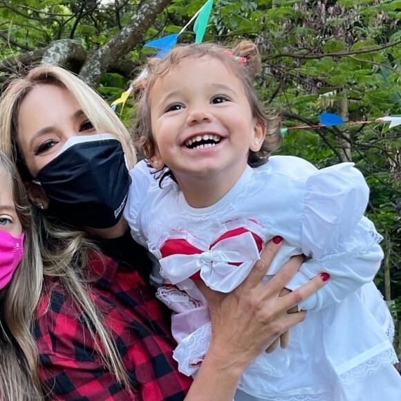 Ticiane Pinheiro comemorou festa junina em família