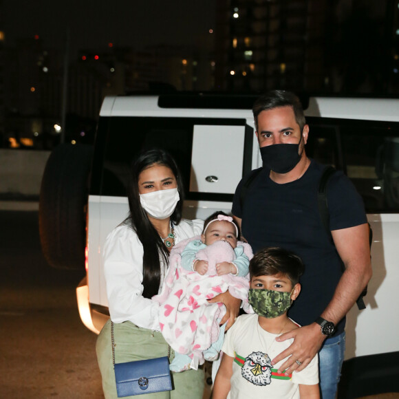 Simone posou com família em clima junino