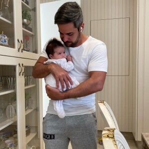 Marido de Simone, Kaká Diniz mostrou família em clima junino