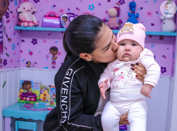 Filha bebê de Simone, Zaya usa look junino em foto e encanta web: 'Fofinha'