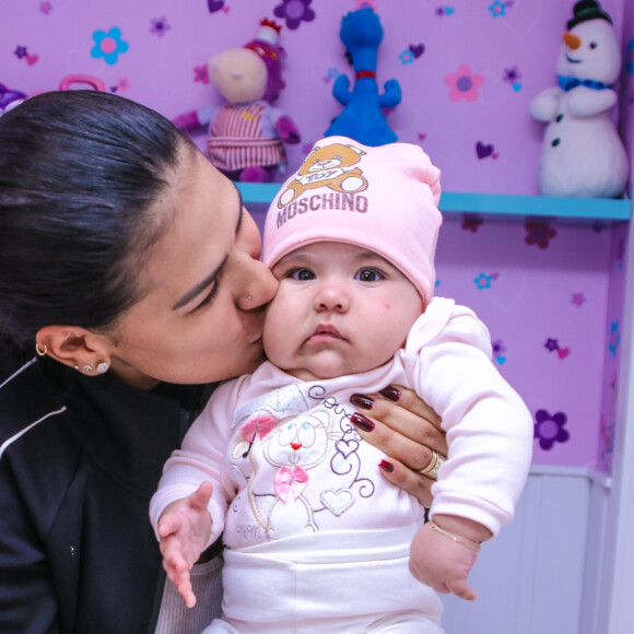 Filha bebê de Simone, Zaya usa look junino em foto e encanta web: 'Fofinha'